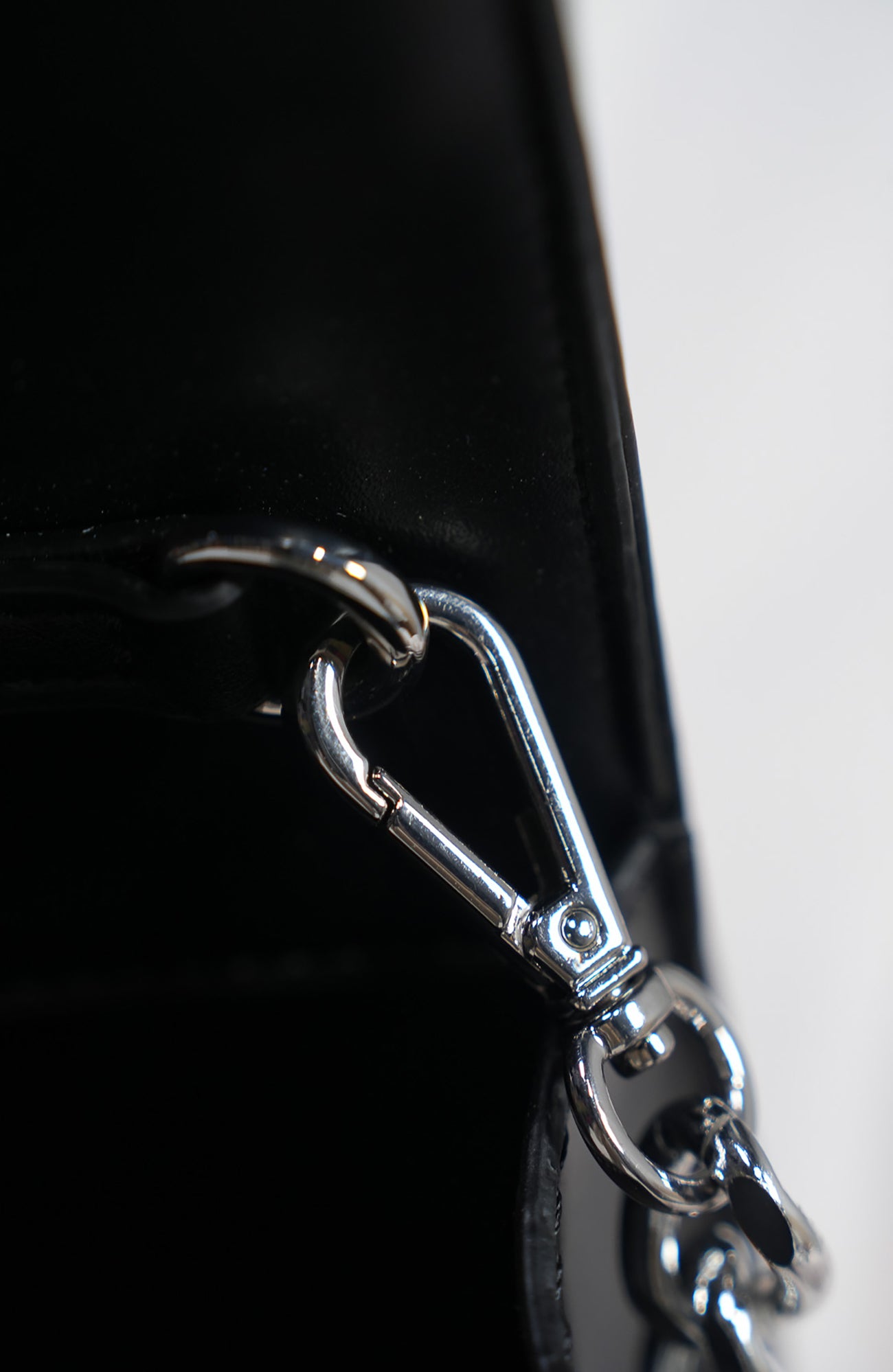 VE2 Chain Strap Baguette Shoulder Bag