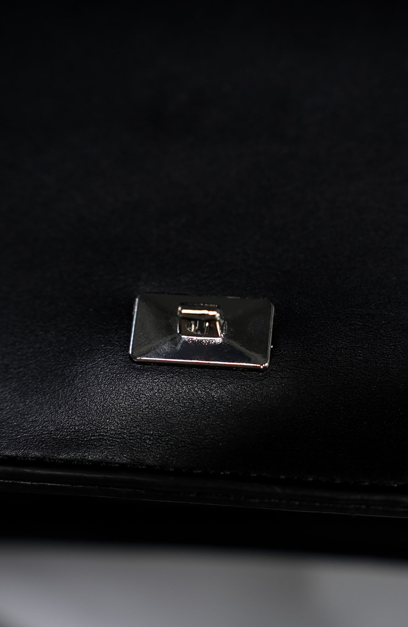 VE2 Chain Strap Baguette Shoulder Bag