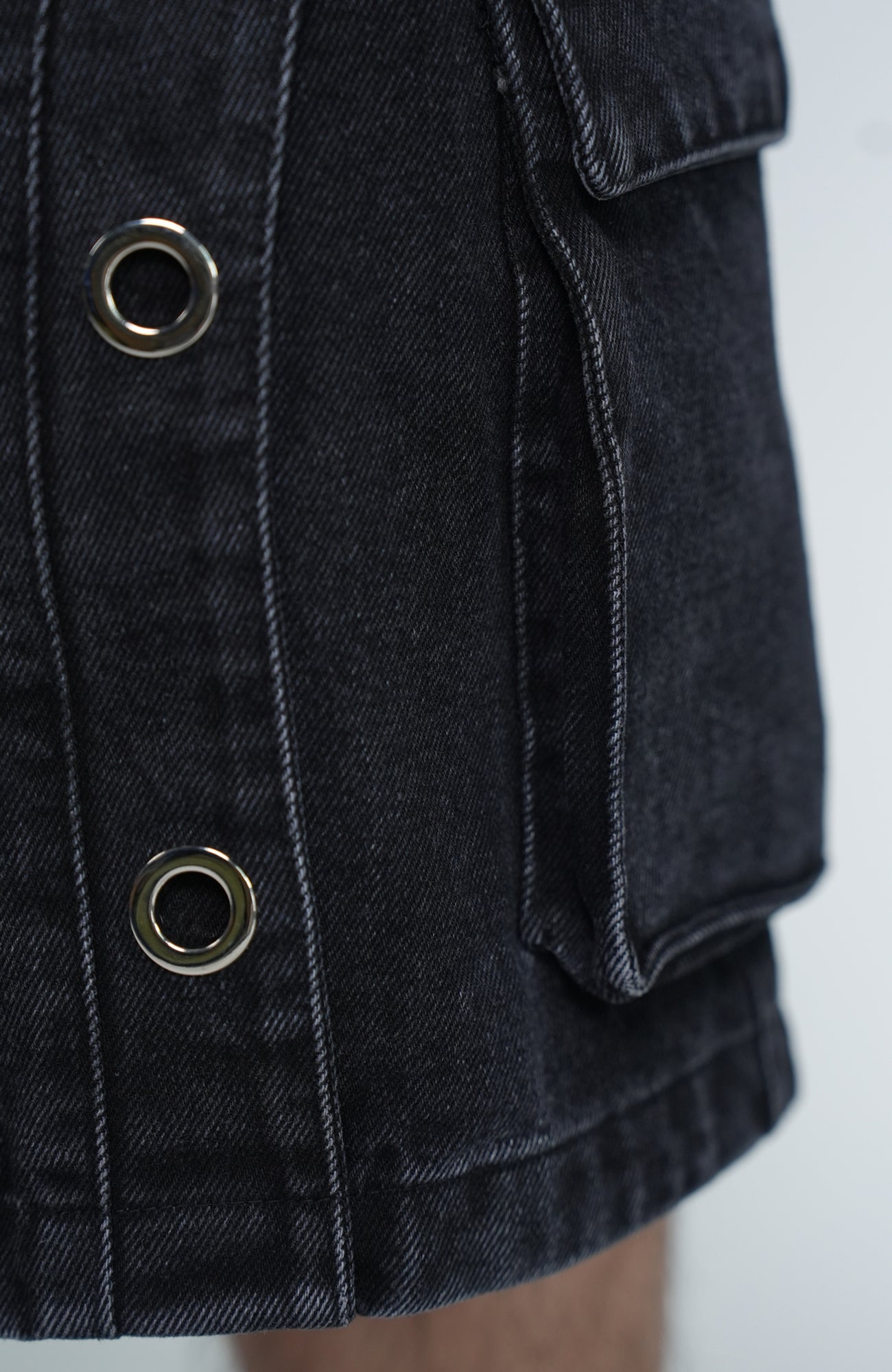 VE2 Washed Cargo Grommet Shorts