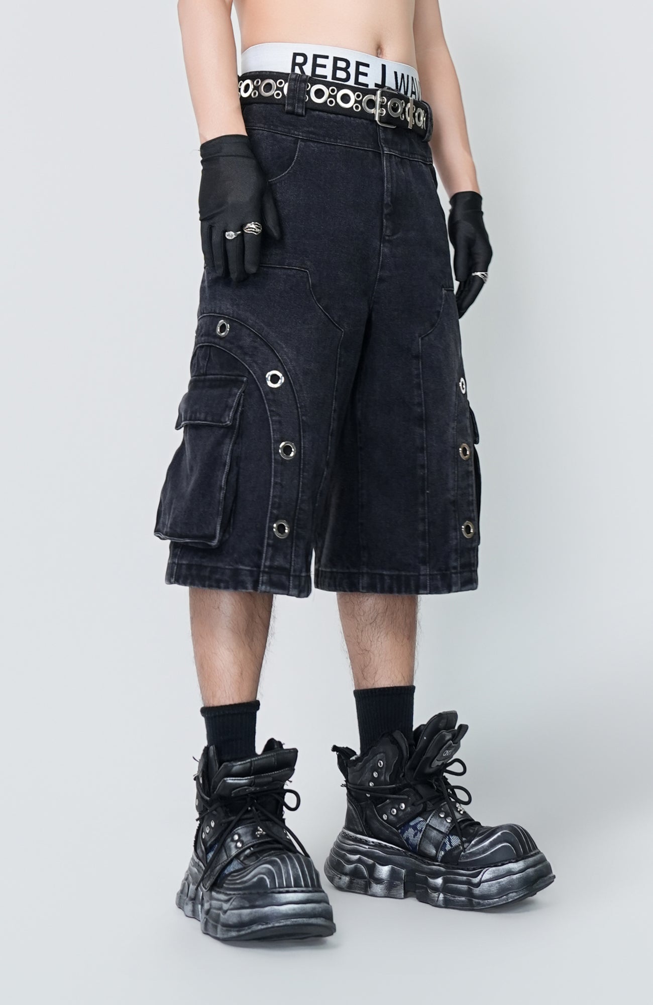 VE2 Washed Cargo Grommet Shorts