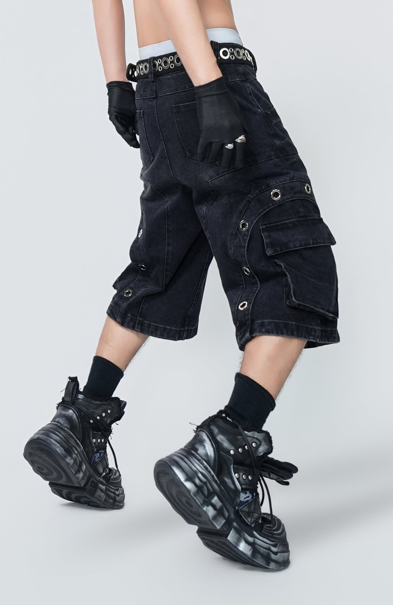 VE2 Washed Cargo Grommet Shorts