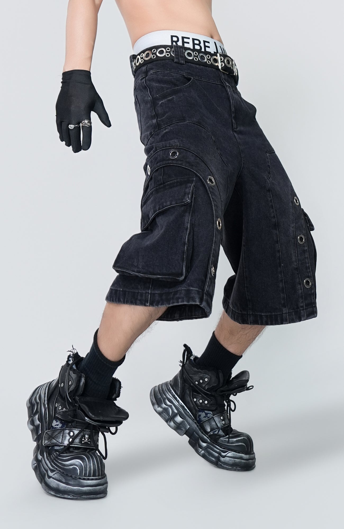 VE2 Washed Cargo Grommet Shorts