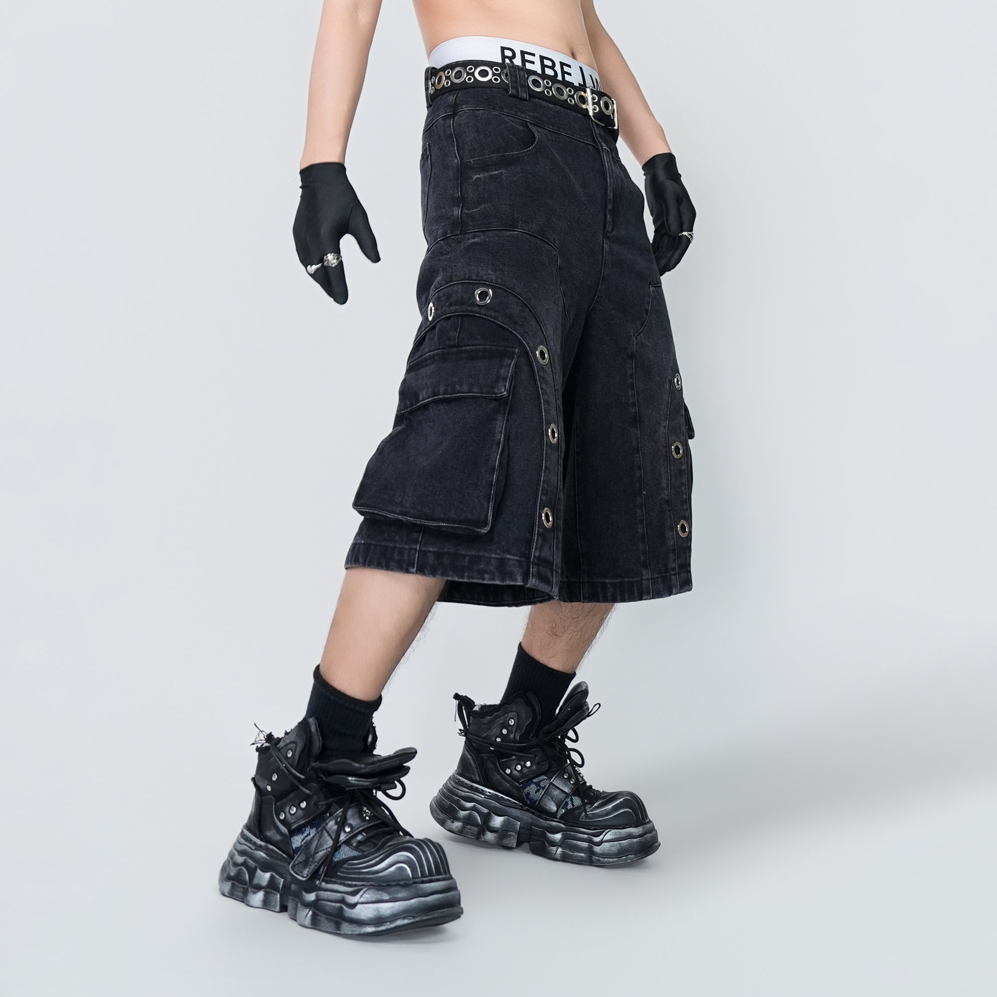 VE2 Washed Cargo Grommet Shorts