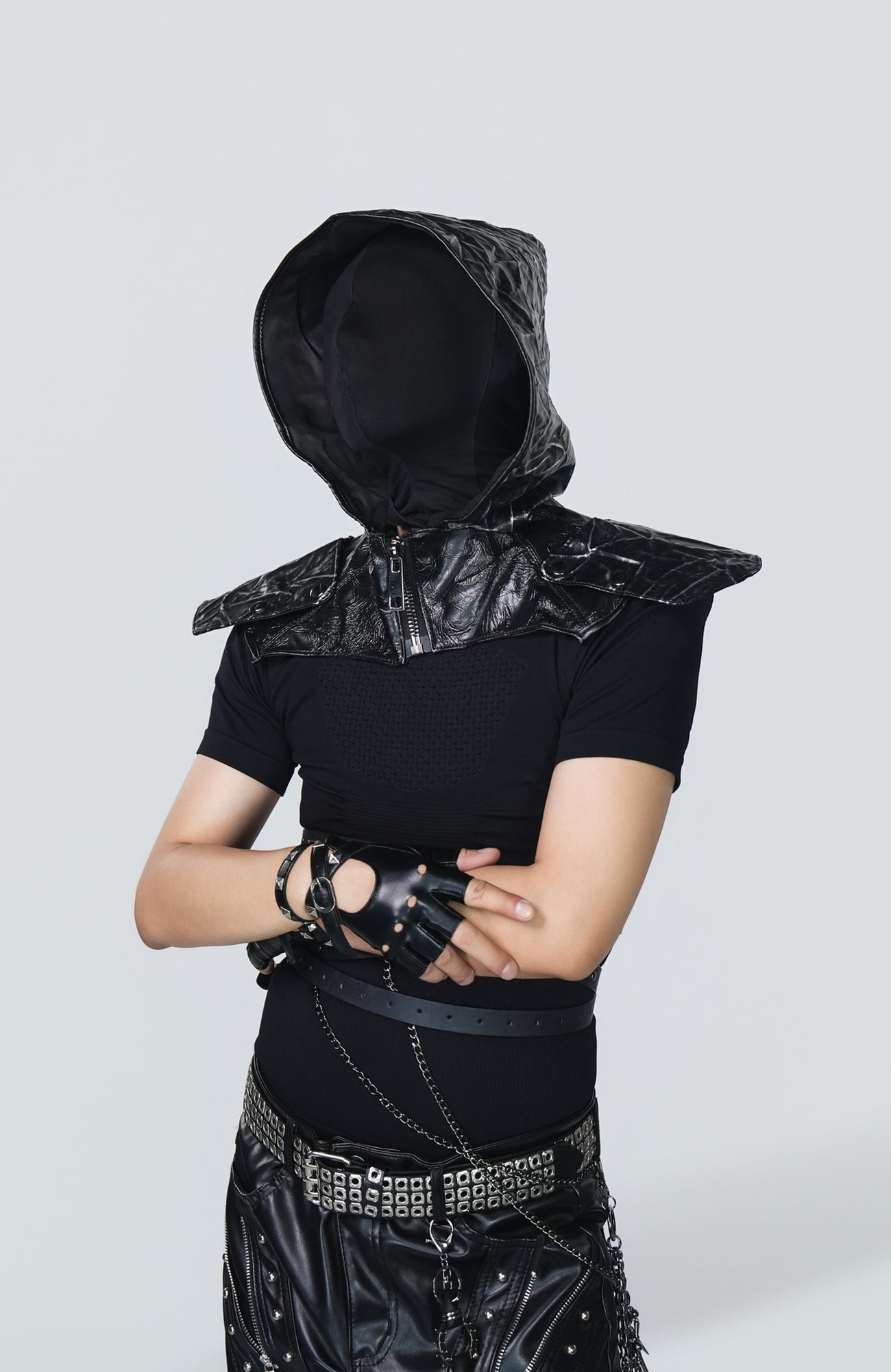 VE2 Crackled Pointed Hood Harness Vest