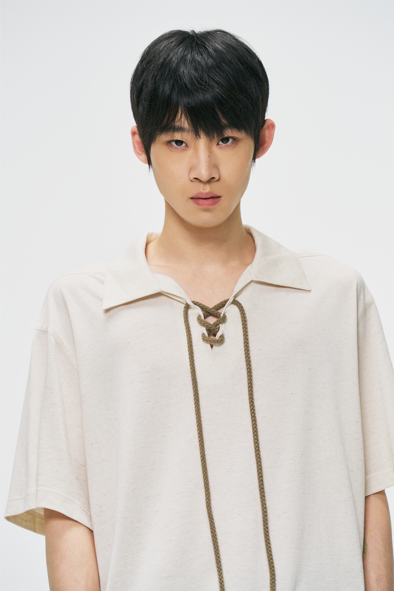 GONGHE REPUB Minimal Linen Lace-Up Tee