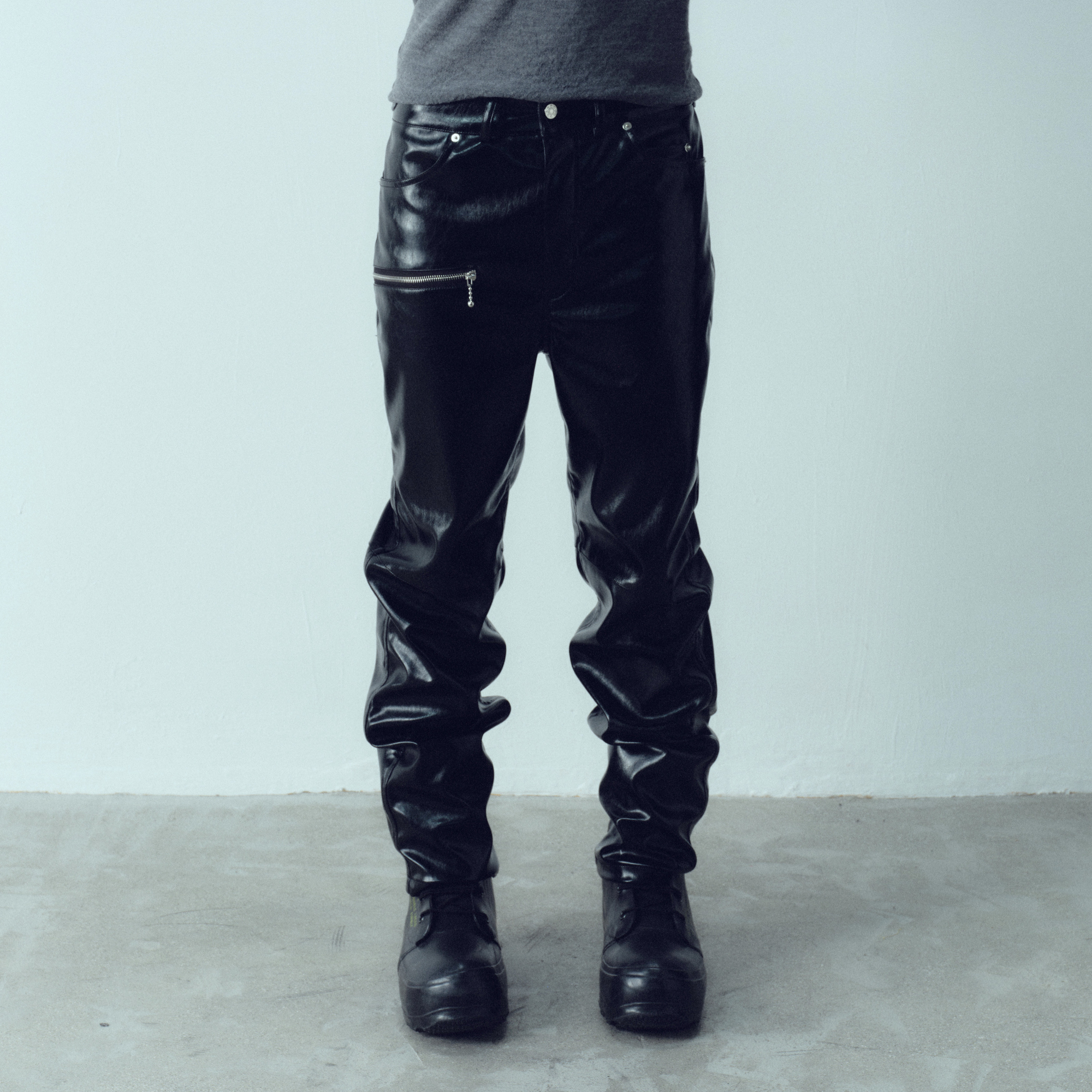 KADAKADA Glossy PU Straight-Leg Pants