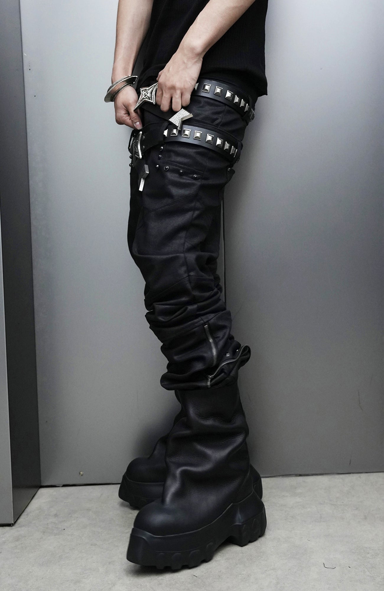 SSIN7 Star Buckle Studded Leather Belt