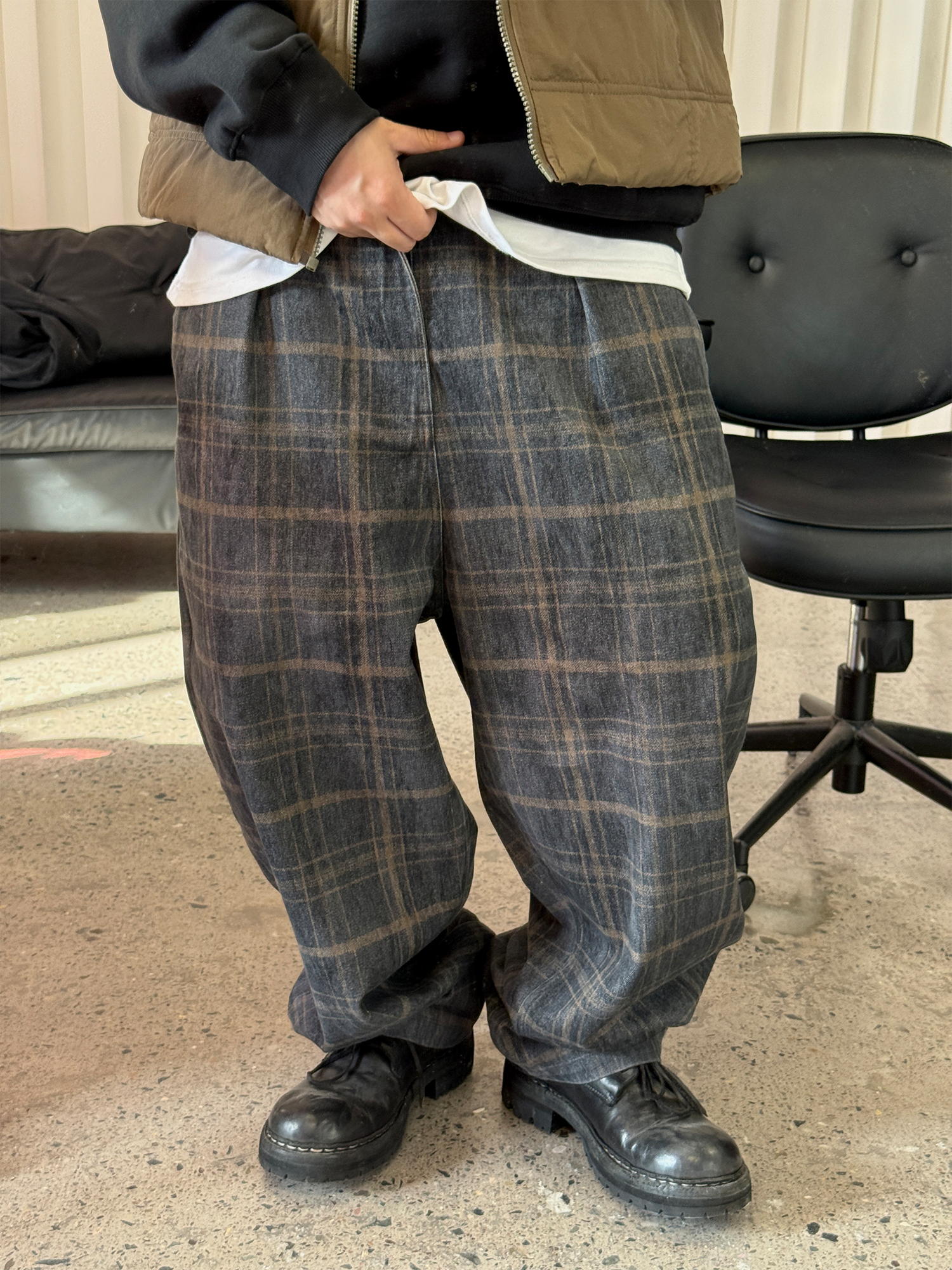 ME DA IGUAL Washed Plaid Tappered Pants Coffee