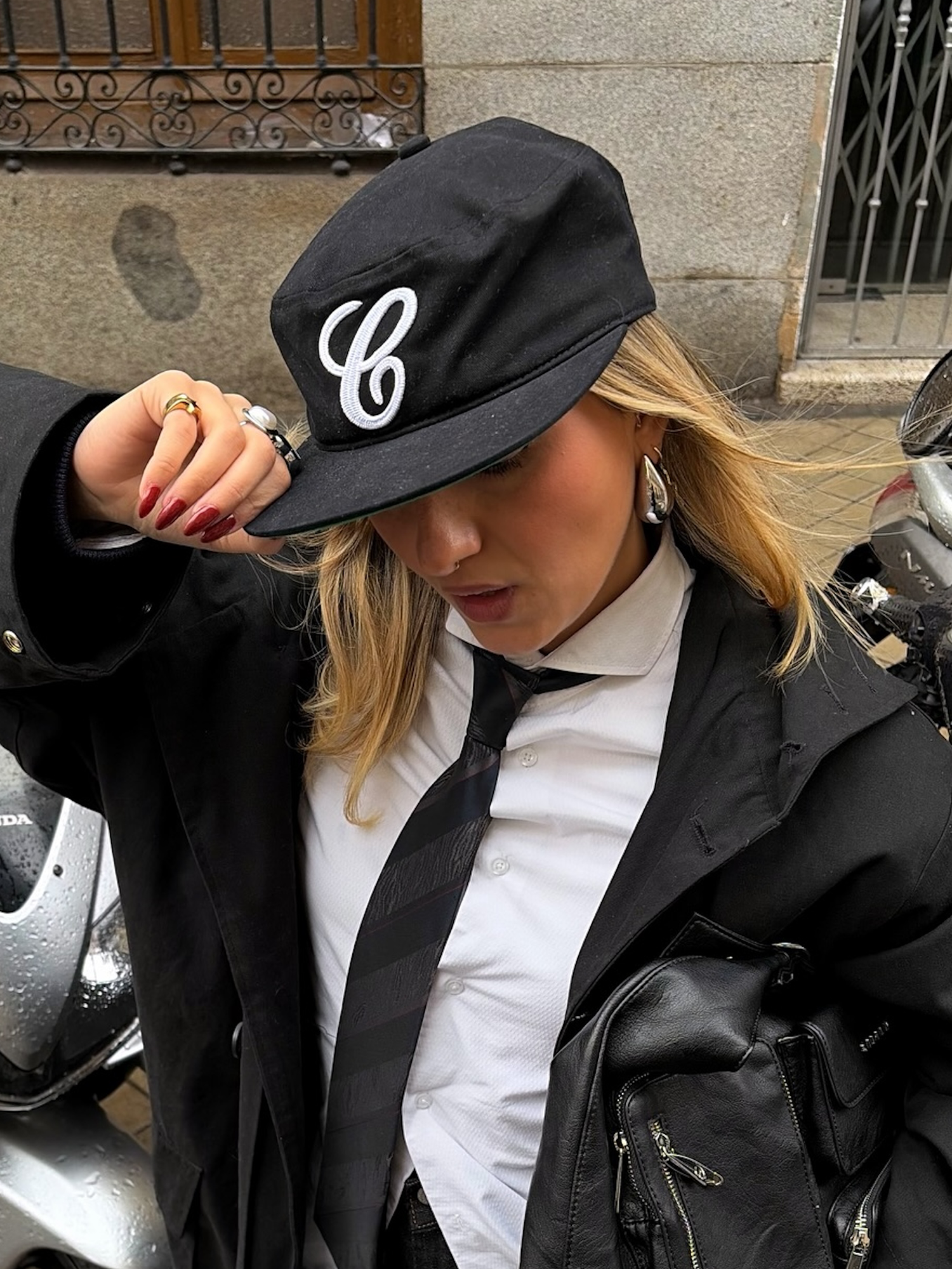 6CRAYON Retro Embroidered Flat-Brim Baseball Cap