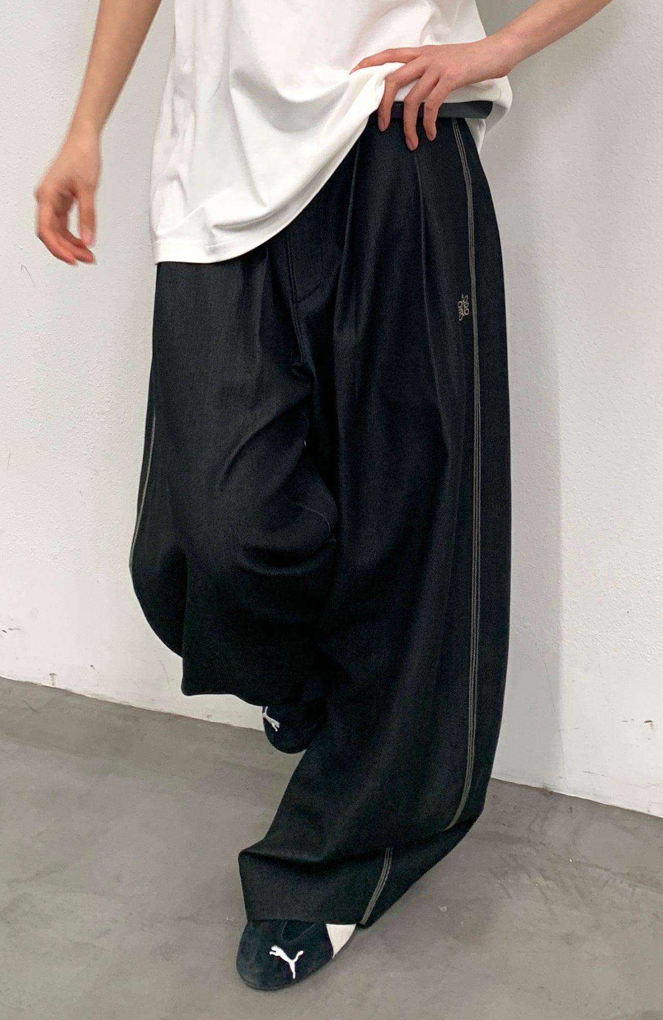 ROARINGWILD A ARCH Embroidered LOGO Draped Oversized Pants