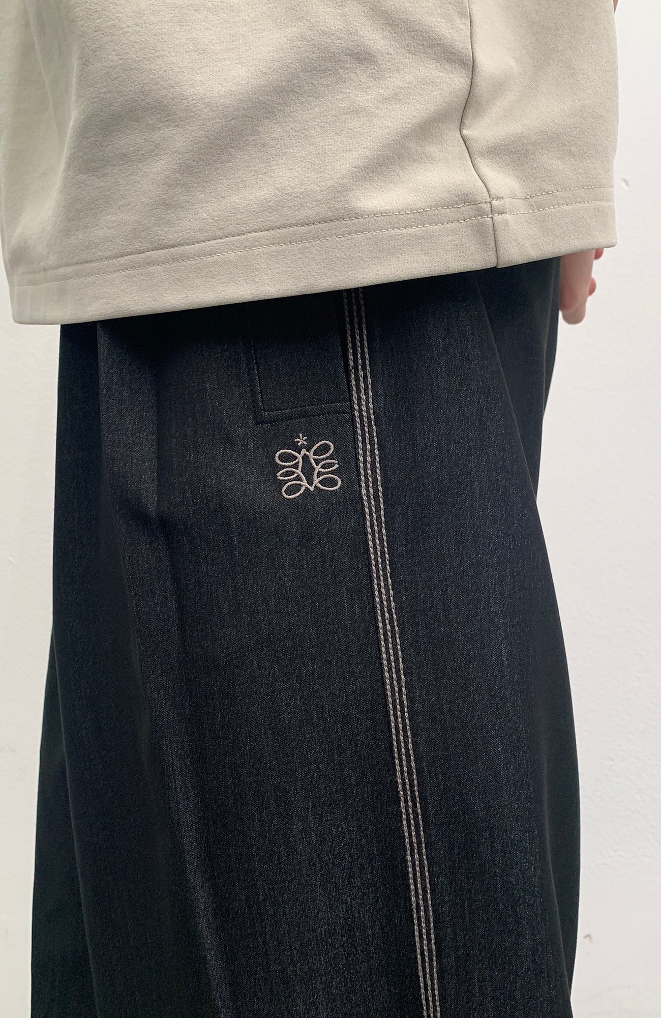 ROARINGWILD A ARCH Embroidered LOGO Draped Oversized Pants