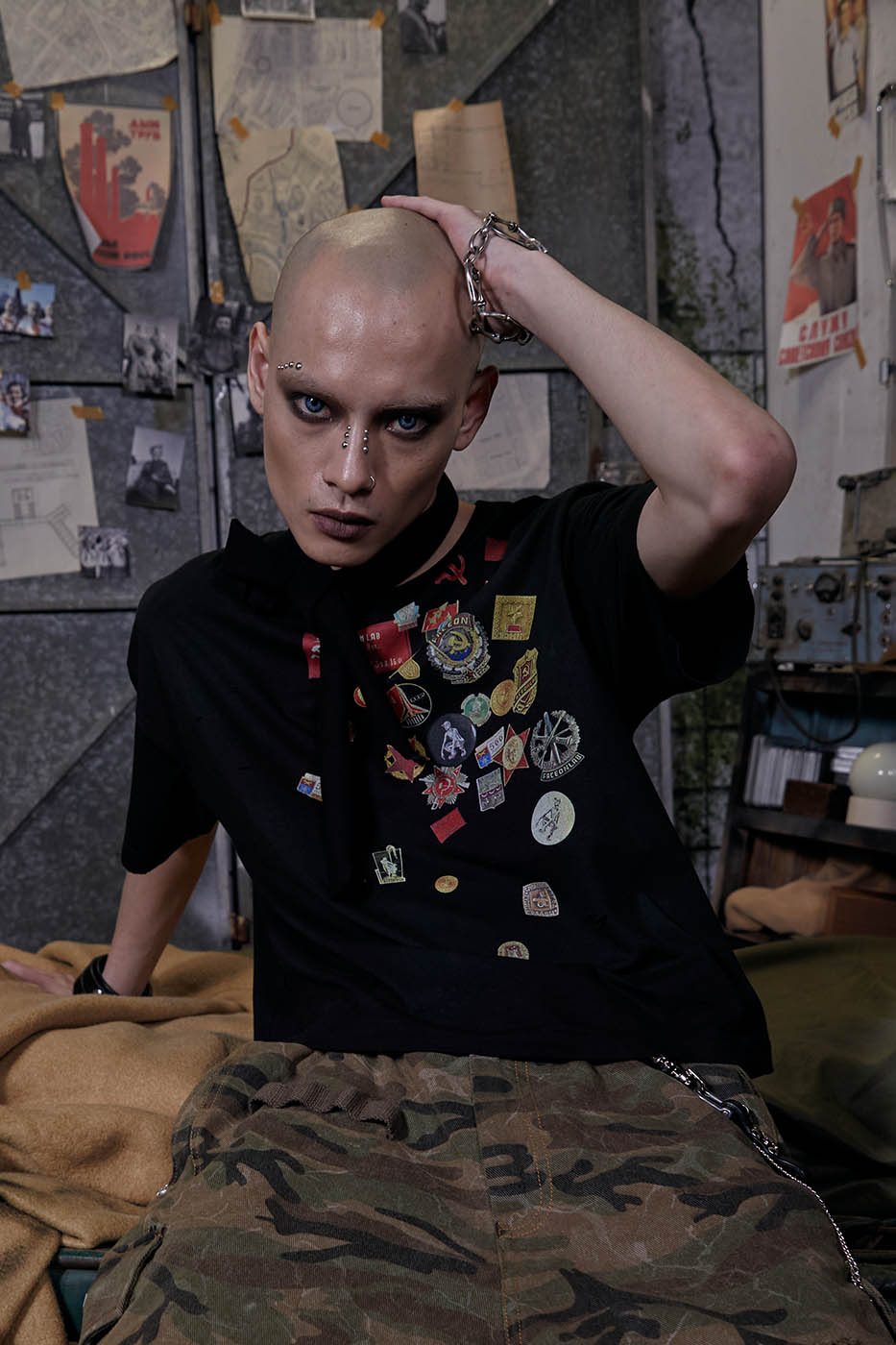 FACEONLAB Distressed LOGO Medal T-shirt Black