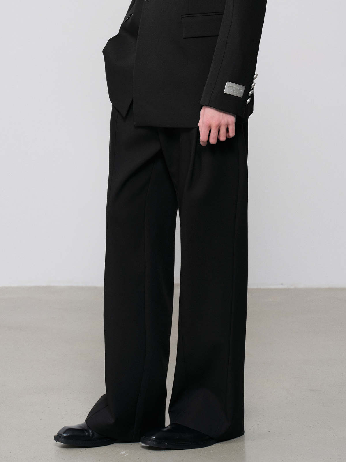 FACEONLAB Classic Pleated Straight-Leg Pants Black