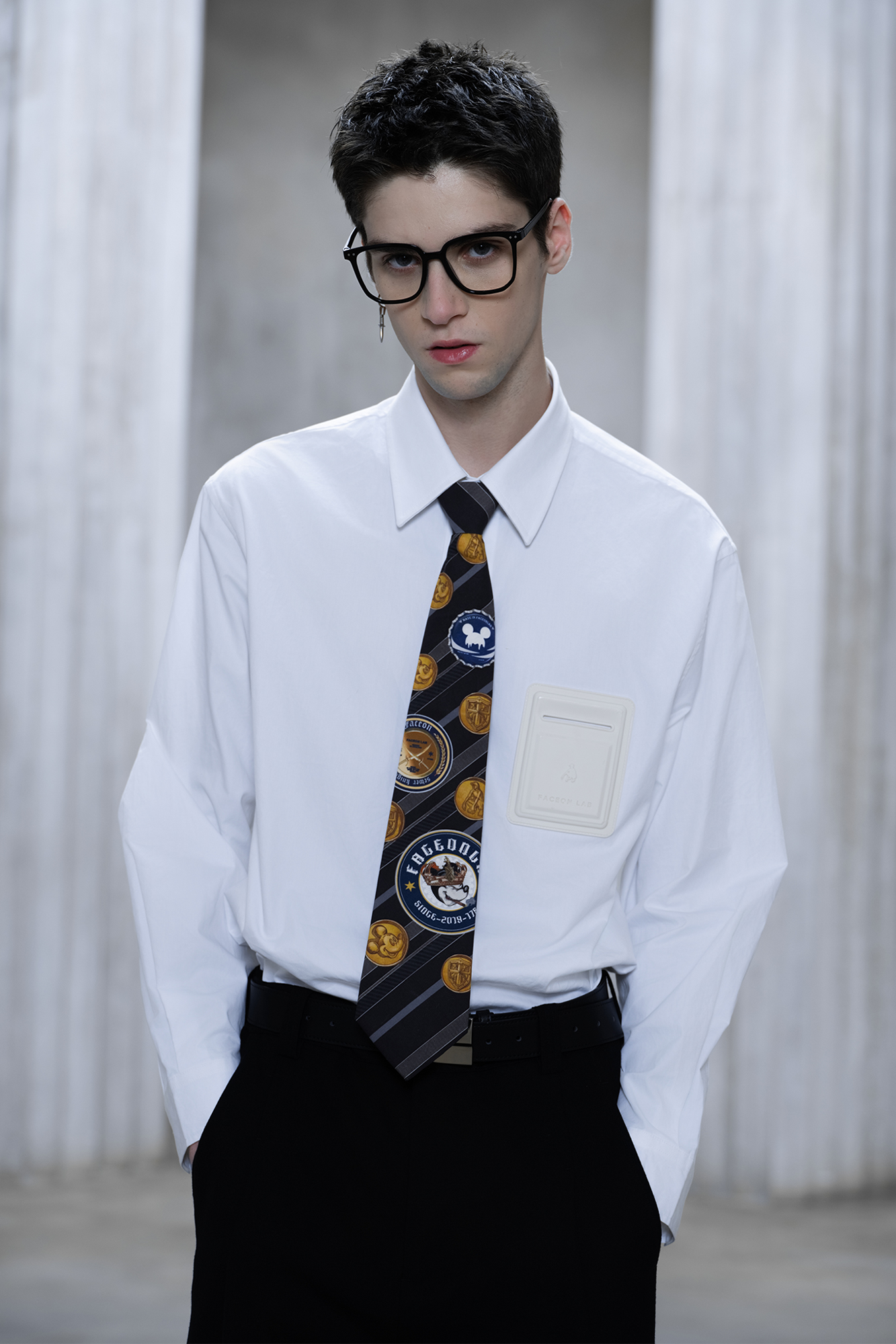 FACEONLAB Golden Emblem Stripe Zip Tie Black