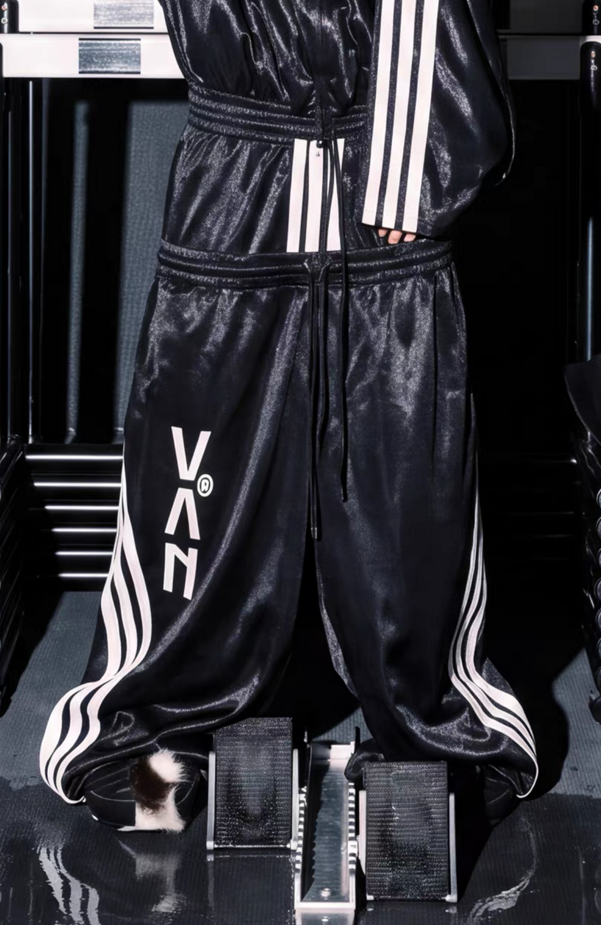 VANGUARDIA Double-Waistband Side-Stripe Sagging Sweatpants