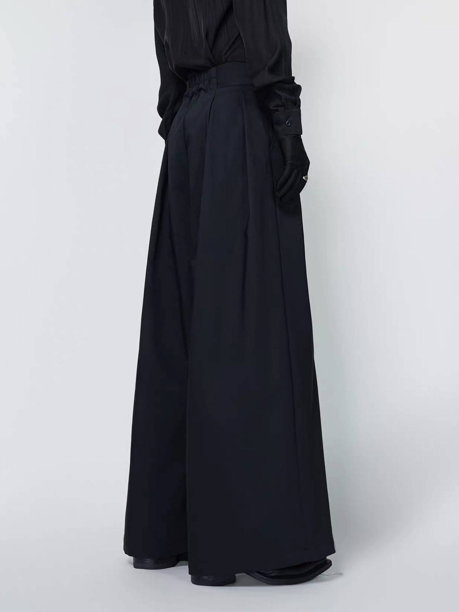VE2 Minimal High-Waist Wide-Leg Trousers