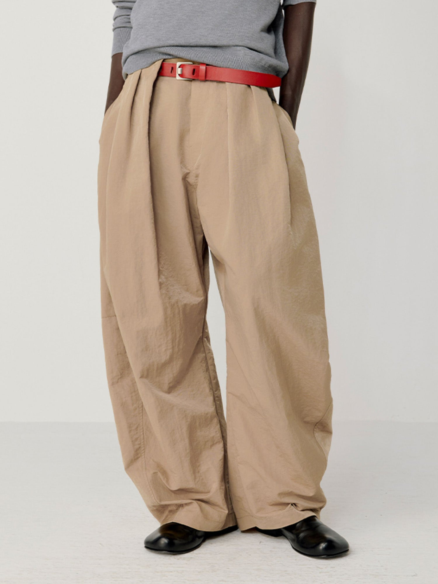 OPICLOTH Pleat Belted Curve Trousers