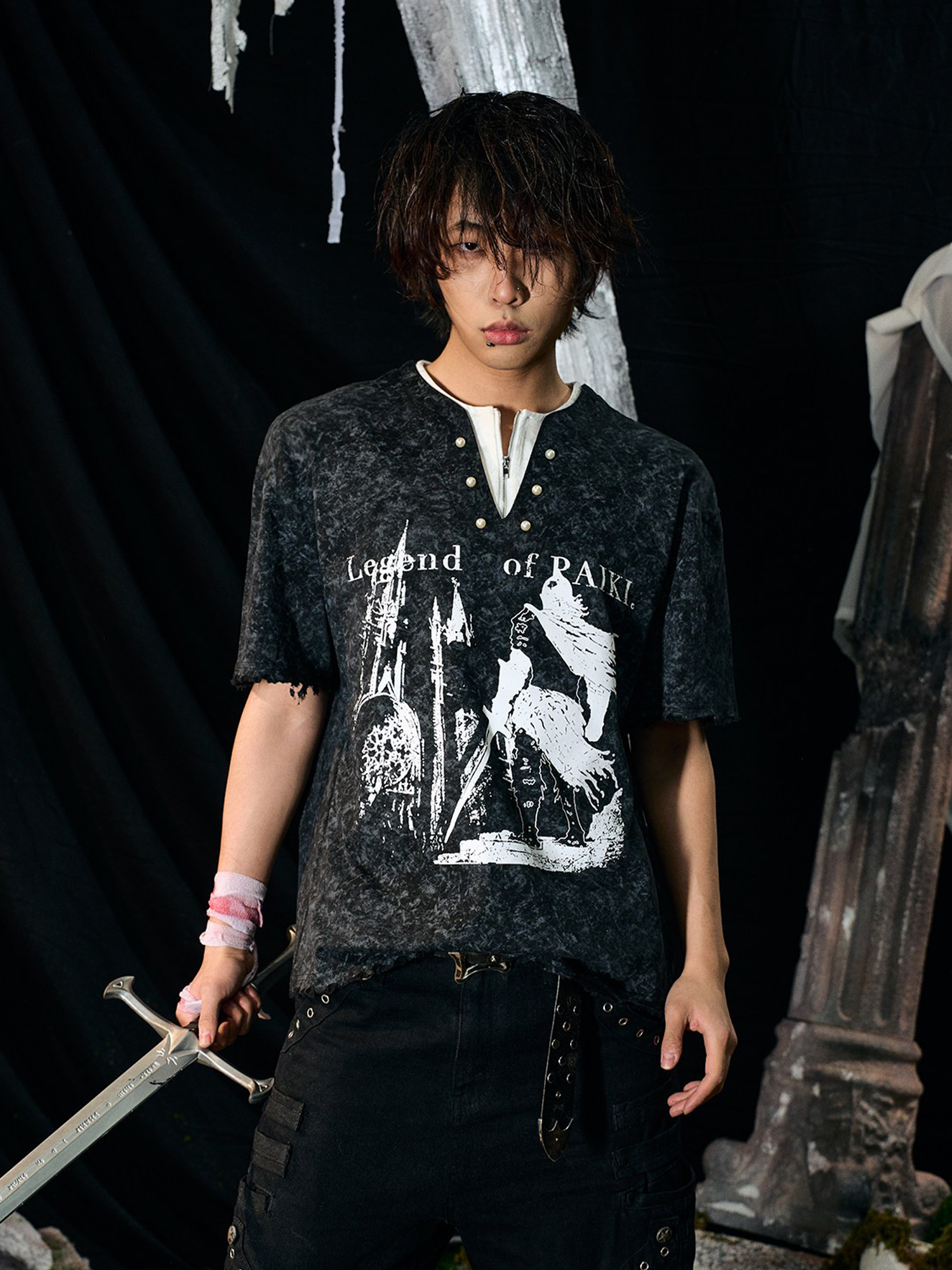 PAIKI Castle Graphic Henley Layered Tee