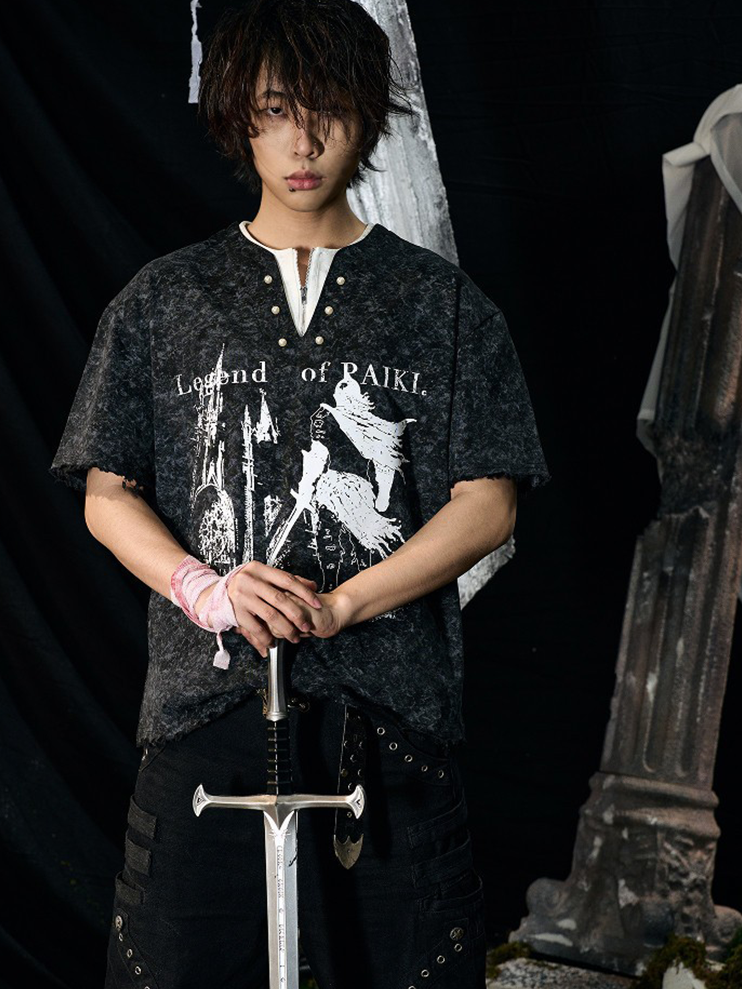 PAIKI Castle Graphic Henley Layered Tee