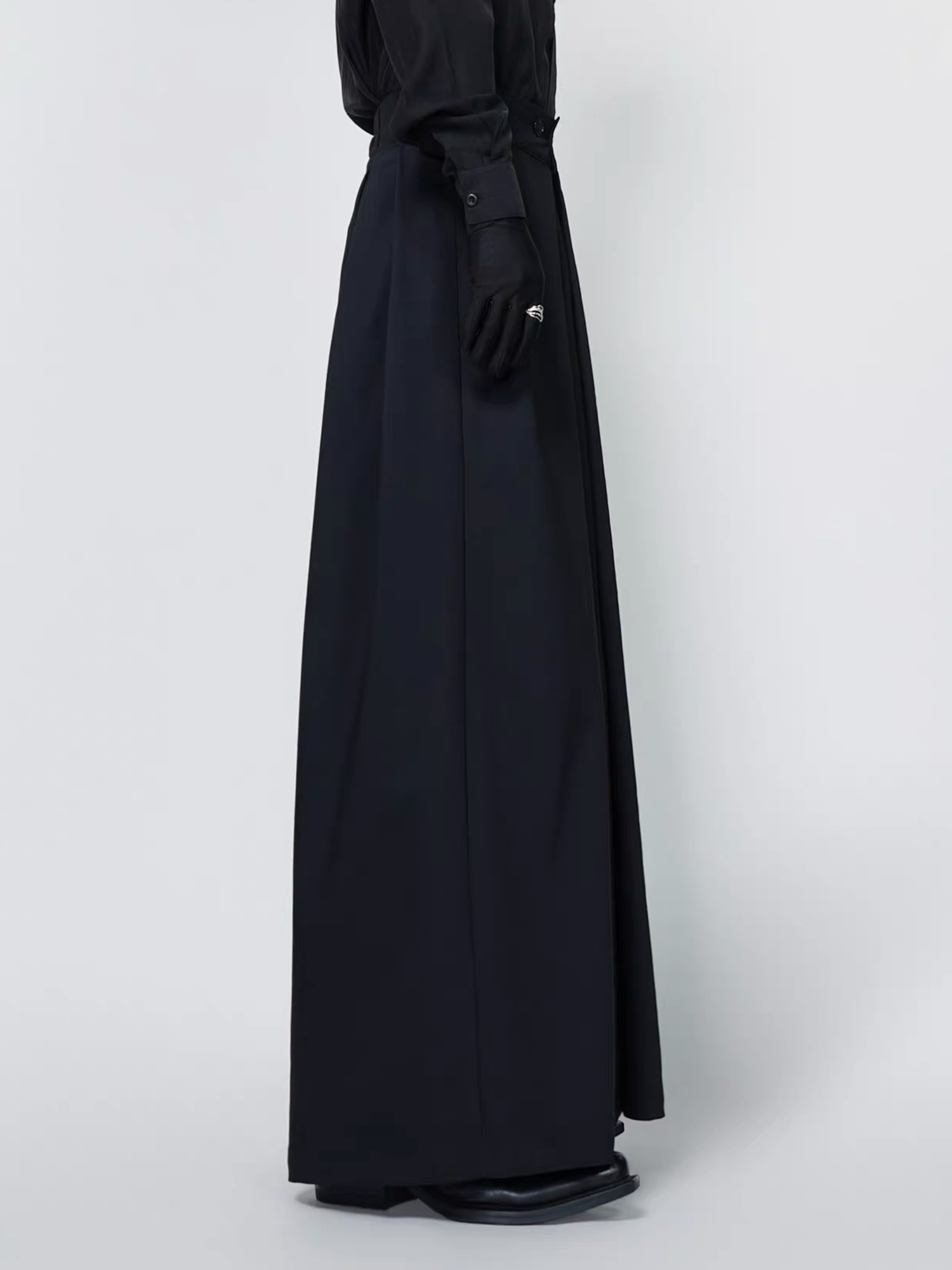 VE2 Minimal High-Waist Wide-Leg Trousers
