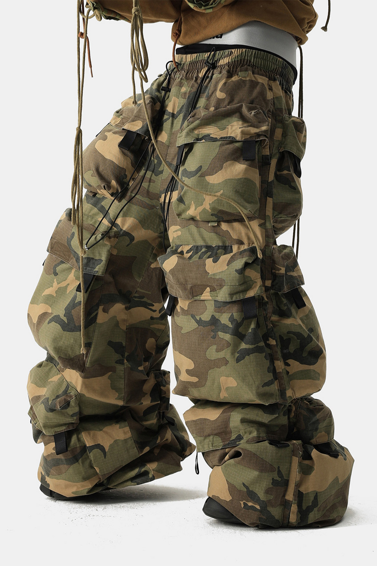 VANGUARDIA Camo Multi-Pocket Cotton Cargo Pants