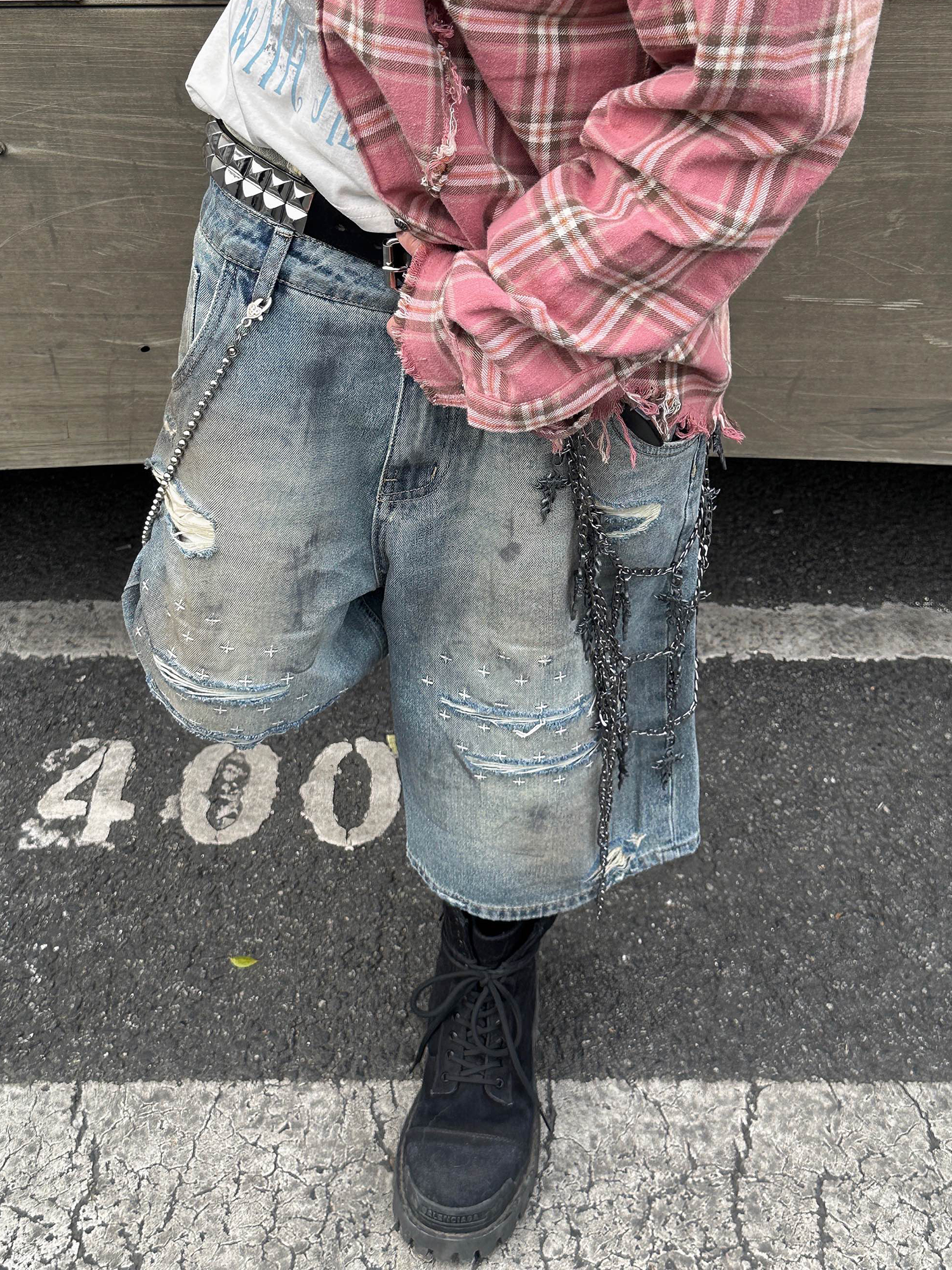 TH4SWE Double-Waist Cross Embroidered Distressed Shorts