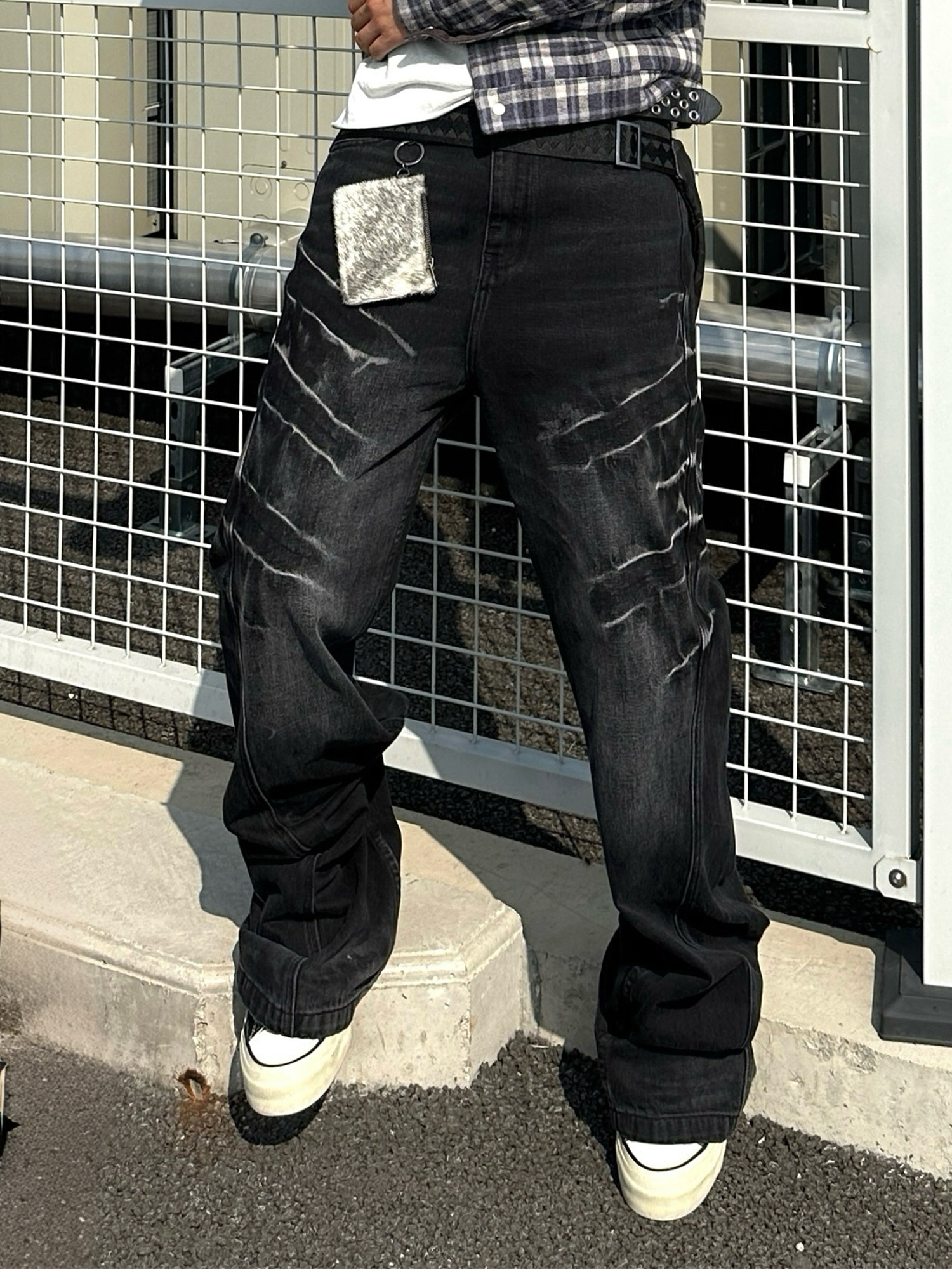 TH4SWE Washed Cracked Whisker Flared Jeans