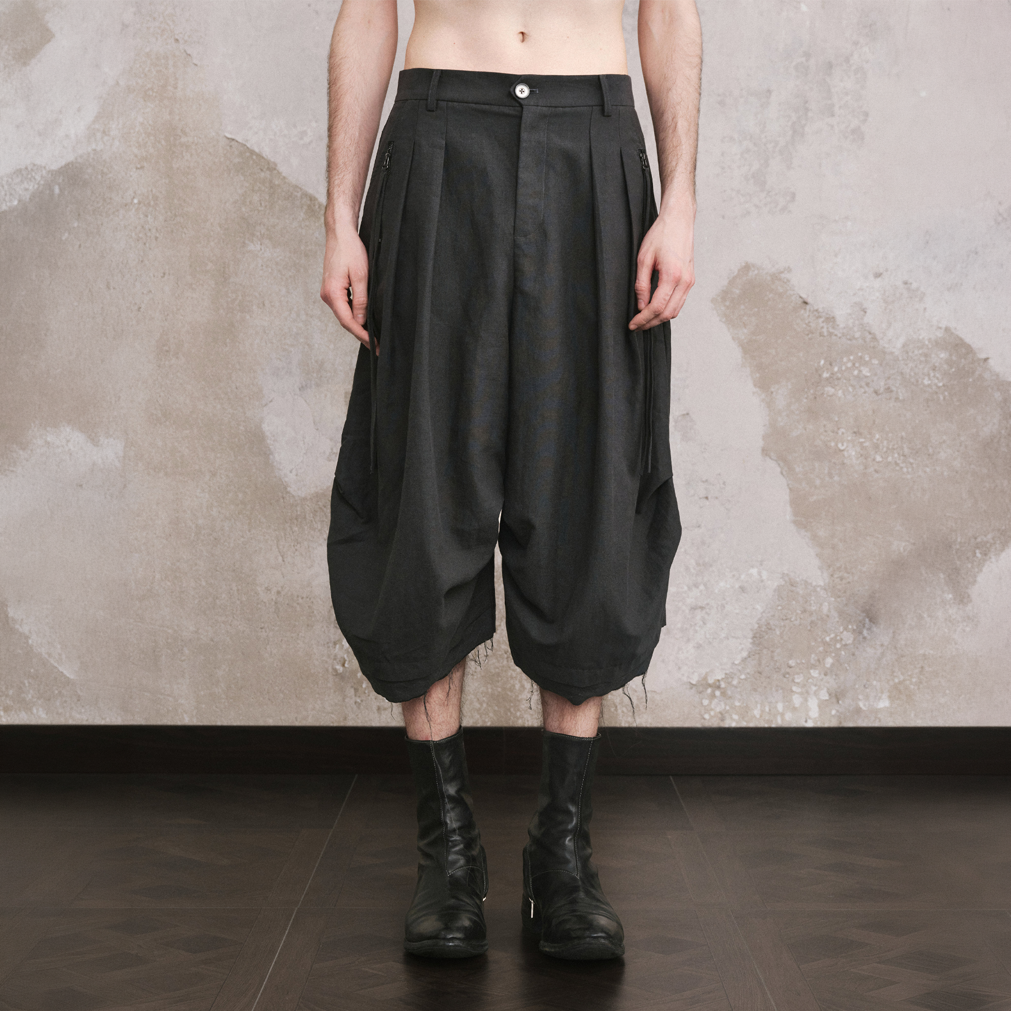 ILNya Nieternite Nifutur Pleated Raw Edge Curved Shorts